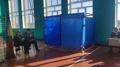 Члени комісій у масках: проміжні вибори на Харківщині розпочалися вчасно Члени комісій у масках: проміжні вибори на Харківщині розпочалися вчасно