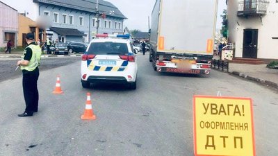 На Прикарпатті під колесами вантажівки загинув велосипедист