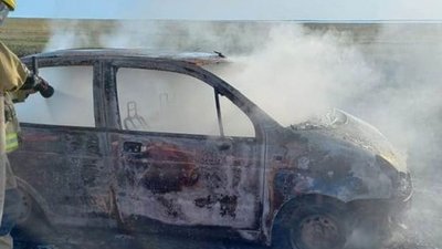На курорті Херсонщини горіла автівка. Пожежу загасили рятувальники за годину