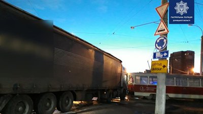 У Маріуполі зіткнулись трамвай та вантажівка. ФОТО У Маріуполі зіткнулись трамвай та вантажівка. ФОТО