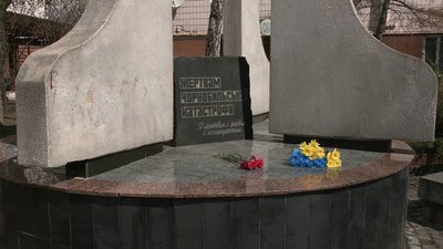 У Рівному руйнується пам'ятник жертвам Чорнобиля. Грошей поки не знайшли У Рівному руйнується пам'ятник жертвам Чорнобиля. Грошей поки не знайшли