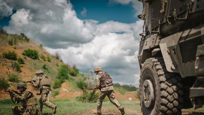 військові