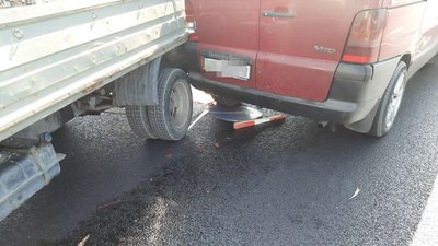 У Харкові автомобіль наїхав на дорожників У Харкові автомобіль наїхав на дорожників