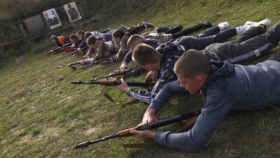 Деякі старшокласники вперше тримають в руках зброю Деякі старшокласники вперше тримають в руках зброю