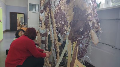 У полтавському ліцеї плетуть маскувальні сітки У полтавському ліцеї плетуть маскувальні сітки