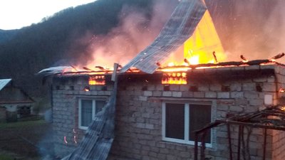 На Закарпатті через проблеми зі зв’язком пожежники приїхали пізно: згорів дах будинку