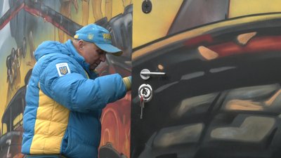 Будинок — за автівки: черкащанин розмалював будинок і міняє його на 10 позашляховиків для фронту Будинок — за автівки: черкащанин розмалював будинок і міняє його на 10 позашляховиків для фронту