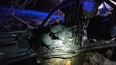 На Рівненщині авто врізалося в дерево. Водій загинув, пасажири – у лікарні На Рівненщині авто врізалося в дерево. Водій загинув, пасажири – у лікарні