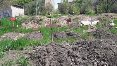 Могили у кожному дворі: російські окупанти не встигають проводити ексгумацію тіл вбитих маріупольців — радник мера Могили у кожному дворі: російські окупанти не встигають проводити ексгумацію тіл вбитих маріупольців — радник мера