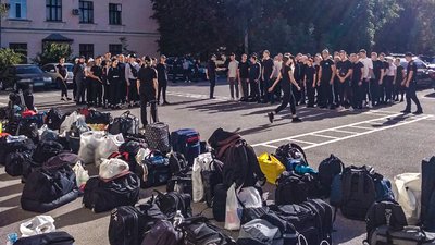 Підйом, заняття, вечеря – за розкладом. У Кропивницькому для майбутніх поліцейських влаштували табірний збір