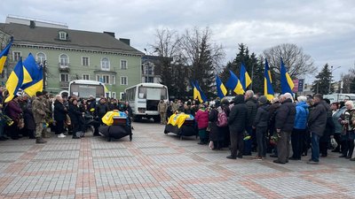 У Рівному попрощалися з бійцями Іллею Ромашем та Олегом Перебийносом У Рівному попрощалися з бійцями Іллею Ромашем та Олегом Перебийносом