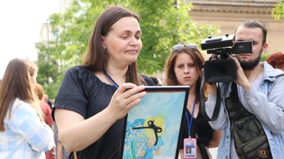 “Арт наступ”. У Дніпрі провели благодійний вернісаж просто неба для допомоги ЗСУ “Арт наступ”. У Дніпрі провели благодійний вернісаж просто неба для допомоги ЗСУ