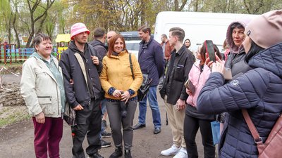 Лідер "Kalush Orchestra" допомагав прикарпатським волонтерам роздавати допомогу переселенцям Лідер "Kalush Orchestra" допомагав прикарпатським волонтерам роздавати допомогу переселенцям