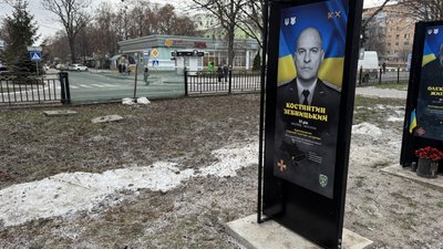 У Полтаві встановили нові щити на Алеї Героїв, які пошкодив водій таксі 3 грудня