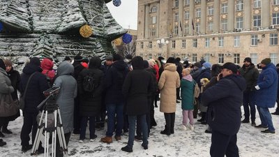 У Черкасах мітингують люди