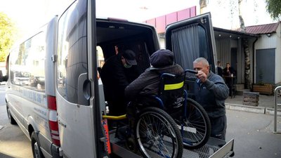 Мікроавтобуси обладнані гідравлічними підйомниками