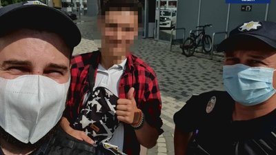 Франківські поліцейські допомогли двом хлопцям потрапити на ЗНО Франківські поліцейські допомогли двом хлопцям потрапити на ЗНО