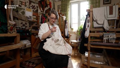 Чернівецька майстриня Олена Ясінська відтворює сорочку з Луганщини
