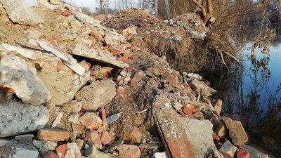 Річку загатили будівельним сміттям. Фото: Суспільне Поділля Річку загатили будівельним сміттям. Фото: Суспільне Поділля