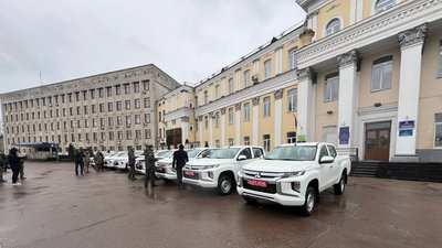 У Житомирі для українських захисників передали 10 пікапів та 50 FPV-дронів У Житомирі для українських захисників передали 10 пікапів та 50 FPV-дронів