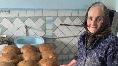 На Тернопільщині пенсіонерка пече хліб для українських бійців На Тернопільщині пенсіонерка пече хліб для українських бійців