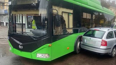 У Житомирі на майдані Перемоги зіткнулися тролебус та легковик