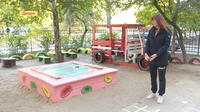 Лицарі, які охороняють вхід. Художниця створила картину в одному з під'їздів Дніпра Лицарі, які охороняють вхід. Художниця створила картину в одному з під'їздів Дніпра