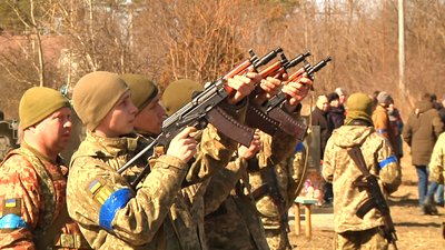 На Житомирщині попрощалися з десантником, який загинув від ракетно-бомбового удару На Житомирщині попрощалися з десантником, який загинув від ракетно-бомбового удару
