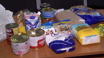 Цукор, сіль, крупи й макарони: в громаді на Вінниччині переселенцям видають продуктові набори Цукор, сіль, крупи й макарони: в громаді на Вінниччині переселенцям видають продуктові набори