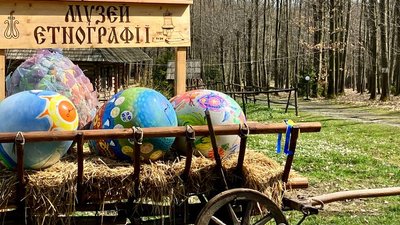 Грали писанками у футбол. На Франківщині експонуватимуть пошкоджені під час окупації Київщини писанки Грали писанками у футбол. На Франківщині експонуватимуть пошкоджені під час окупації Київщини писанки
