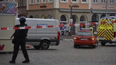 У Німеччині 51-річний чоловік в'їхав у пішохідну зону. Двоє людей загинули У Німеччині 51-річний чоловік в'їхав у пішохідну зону. Двоє людей загинули