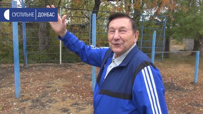 55 років працює вчителем фізкультури. Микола Соколов