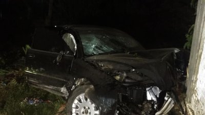 Автівка в’їхала в будинок: в аварії біля Чернігова загинули двоє людей