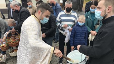 Франківськ напередодні Великодня: містяни освячують паски