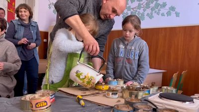Окопні свічки виготовляють у Центрі творчості дітей та юнацтва Окопні свічки виготовляють у Центрі творчості дітей та юнацтва