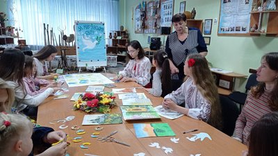 "Дякую воїнам, що я можу прокидатись, бачити сонце і маму". До Дня захисту дітей малеча Сум зробила подарунки військовим "Дякую воїнам, що я можу прокидатись, бачити сонце і маму". До Дня захисту дітей малеча Сум зробила подарунки військовим