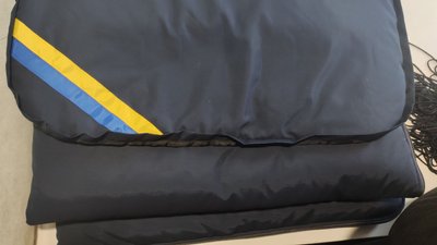 У Дніпрі працівники студії моди замість суконь шиють спальники для бійців ЗСУ