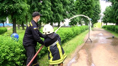 У Житомирі на Замковій горі дітей знайомили з роботою поліції, рятувальників та Червоного Хреста У Житомирі на Замковій горі дітей знайомили з роботою поліції, рятувальників та Червоного Хреста