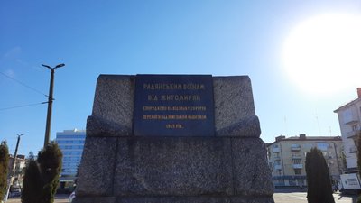 У Житомирі на переміщення танку із майдану Перемоги знадобилося кілька годин У Житомирі на переміщення танку із майдану Перемоги знадобилося кілька годин