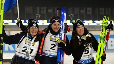 Жюстін Бреза Буше, Жюлія Сімон та Лу Жанмонно з нагородами чемпіонату світу з біатлону