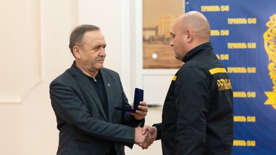 Нагородили людей, які рятували жителів Тернополя після російської атаки 19 листопада Нагородили людей, які рятували жителів Тернополя після російської атаки 19 листопада