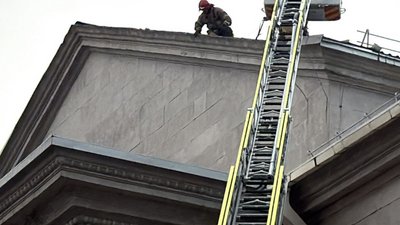 У Запоріжжі сильні пориви вітру пошкодили дах філармонії під час концерту Віталія Козловського У Запоріжжі сильні пориви вітру пошкодили дах філармонії під час концерту Віталія Козловського