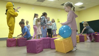 Аніматори, солодощі та іграшка в подарунок: у Черкасах влаштували свято для дітей-переселенців Аніматори, солодощі та іграшка в подарунок: у Черкасах влаштували свято для дітей-переселенців