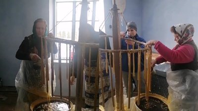 На Тернопільщині зберігають давню традицію лиття стрітенських свічок На Тернопільщині зберігають давню традицію лиття стрітенських свічок