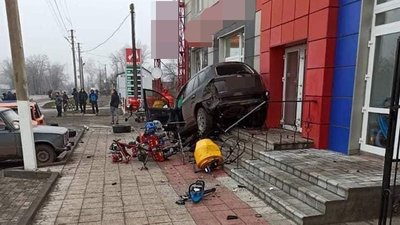 Потрійне ДТП на Харківщині: легковик з водієм напідпитку врізався у магазин