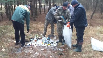 Працівники Волинської рибоохорони прибирали сміття після відпочивальників Працівники Волинської рибоохорони прибирали сміття після відпочивальників