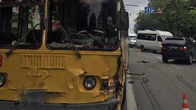 У Хмельницькому «BМW» зійштовхнулося з тролейбусом