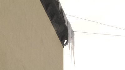 Збивати бурульки у Житомирі почнуть з настанням відлиги Збивати бурульки у Житомирі почнуть з настанням відлиги