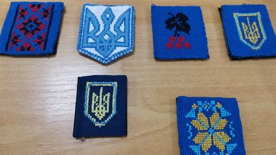 "Я хочу, щоб їх зберегло оце": майстриня із Полтави вишиває шеврони для військових "Я хочу, щоб їх зберегло оце": майстриня із Полтави вишиває шеврони для військових