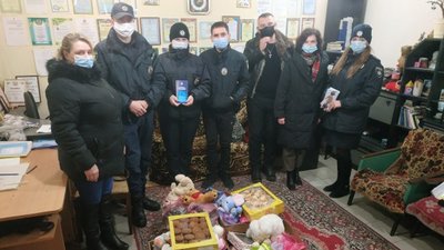 Правоохоронці та благодійники передали допомогу малозабезпеченим родинам Тернополя